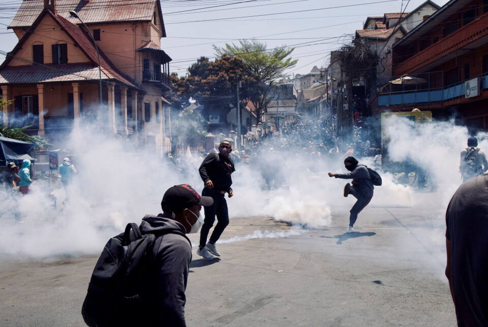 Demonstranter kaster tåregassgranater tilbake mot politiet under en protest i Madagaskars hovedstad, Antananarivo, 25. september.