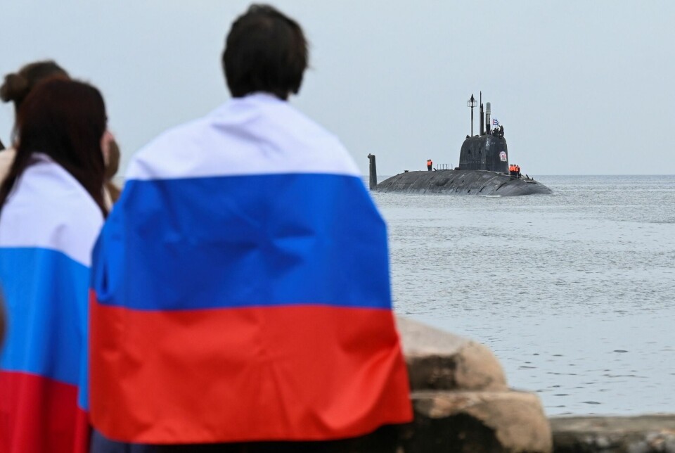 Folk ikledd russiske flagg var møtt opp for å hilse velkommen den russiske atom-ubåten Kazan under et besøk til Havanna i juni 2024. De to landene fortsetter å ha nære forbindelser tross Russlands angrepskrig i Ukraina.