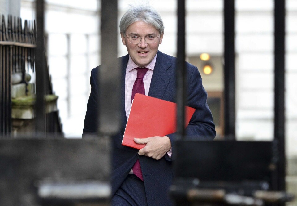 Forslaget får kritikk også fra konservative selv, blant annet tidligere utviklingsminister Andrew Mitchell.