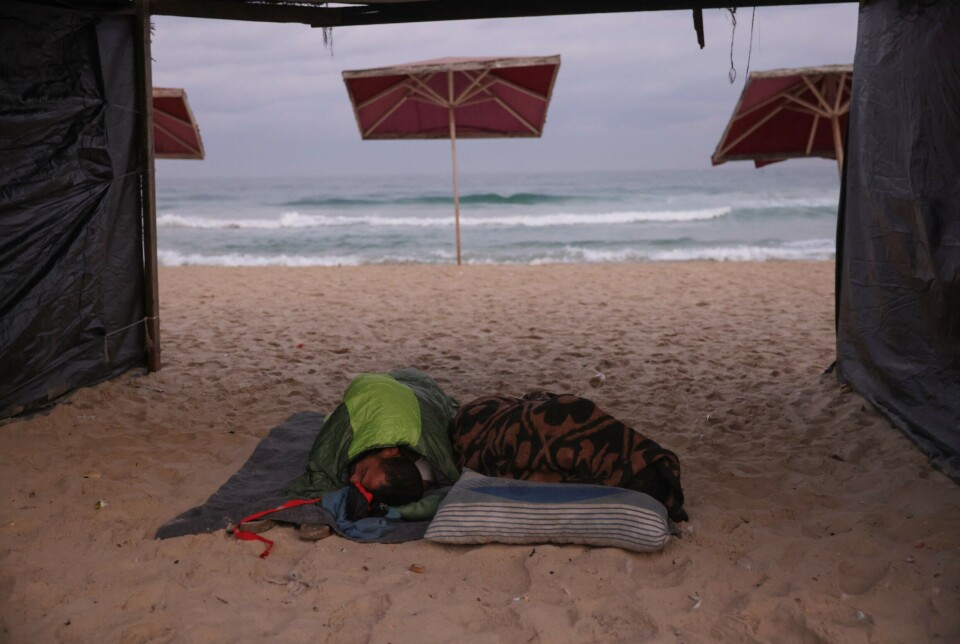 Kan de sove trygt nå? Et ektepar sover ute i et telt på stranden, sør i Gaza, etter at USAs president Donald Trump i natt annonserte at det var enighet om deler av avtalen han har lagt på bordet. Eksperter påpeker at avtalen ikke vil føre til en varig fred mellom Israel og Hamas.