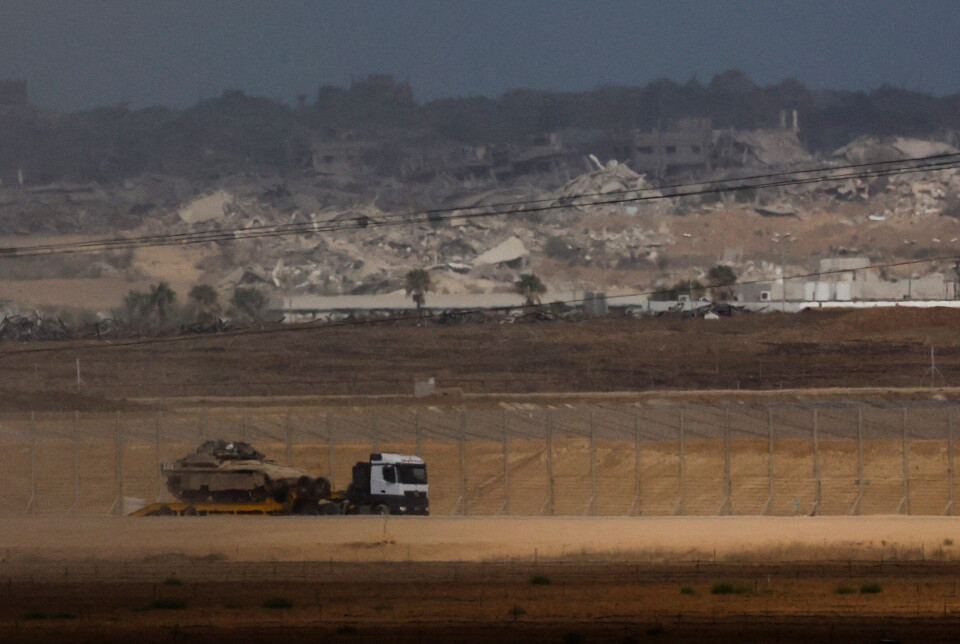 En lastebil frakter et militærkjøretøy på den israelske siden av grensen til Gaza i morgentimene 9. oktober, etter at USAs president Donald Trump kunngjorde at Israel og Hamas er enige om første fasen av en våpenhvile.