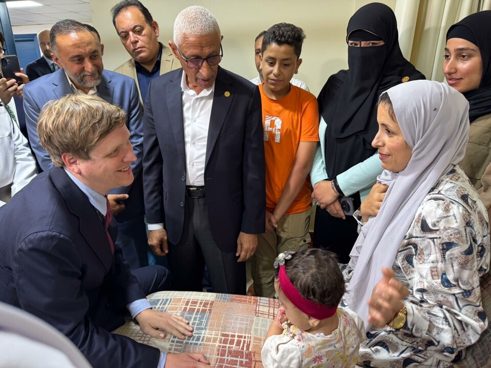 Utviklingsminister Åsmund Aukrust snakker med en mor og en datter som har flyktet fra Gaza. Nå får de behandling på sykehuset i Rafah. Til Høyre for ham står guvernøren i Rafah, Khaled Megawer, i jakke med gullnål.