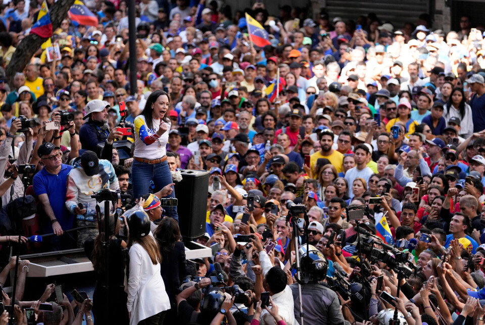 María Corina Machado taler til støttespillere under en protest mot Venezuelas president Nicolás Maduro dagen før han blir innsatt for en tredje periode, i Caracas 9. januar 2025. I dag ble opposisjonslederen tildelt Nobels fredspris.