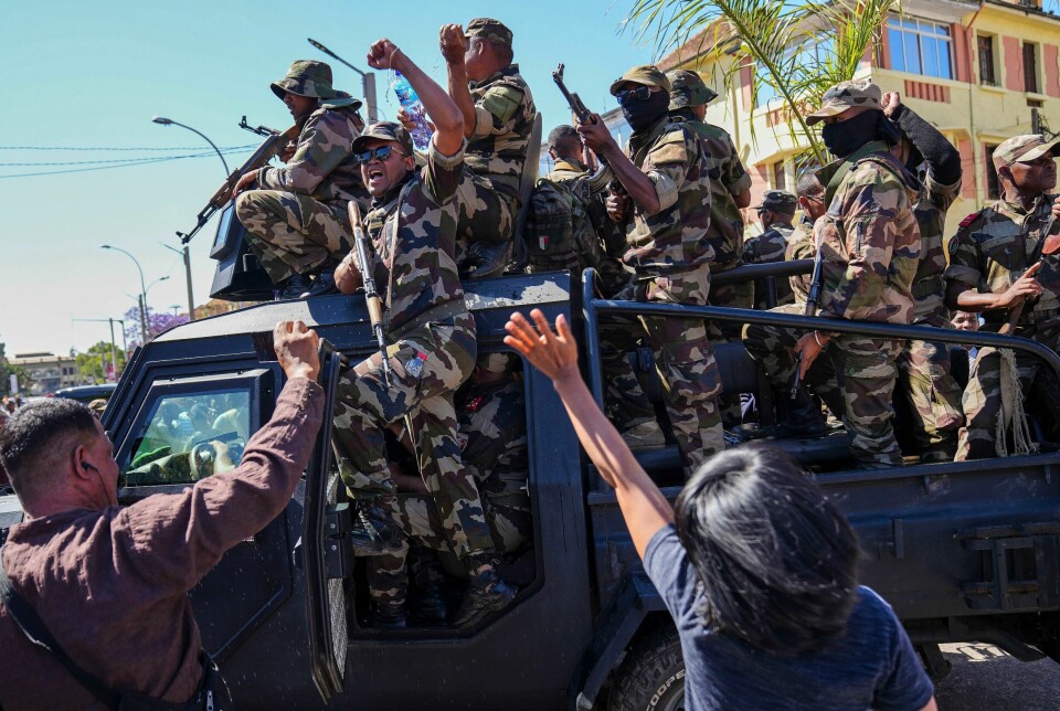Soldater blir møtt av mennesker som søndag samlet seg for å minnes demonstranter som har blitt drept på Madagaskar de siste to ukene.