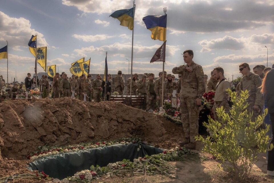 «Fronten kollapser ikke fordi soldatene vet at bak dem er det et levende Ukraina med innbyggere som jobber, studerer, spiser, drikker og forelsker seg», skriver Morten Bøås. Bildet er fra soldaten og folkehelten Nazary «Grinka» Gryntsevychs begravelse i 2024.
