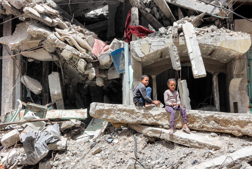 En gutt og en jente ved en totalødelagt bygning i Gaza by i april. FN regner med at 92 prosent av alle bygninger på Gazastripen enten er helt eller delvis ødelagt.