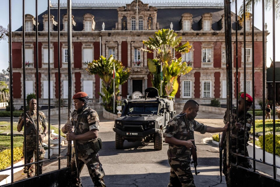 Madagaskars CAPSAT-militærenhet ved presidentpalasset i Antananarivo i dag, før oberst Michael Randrianirina kunngjorde at militæret overtar makten.