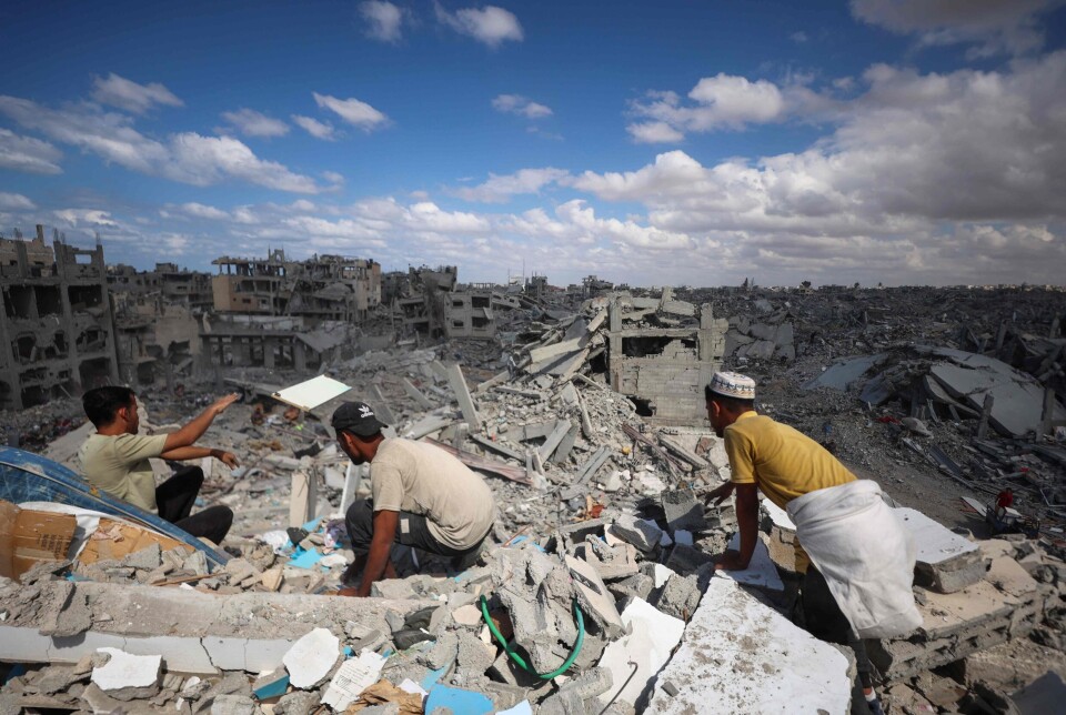 Enorme mengder ueksploderte bomber og annen ammunisjon skjuler seg i ruinene i Gaza, noe som gjør det livsfarlig for palestinere å vende tilbake til områdene Israelske fordrev dem fra. Bildet er fra 12. oktober, to dager etter at våpenhvilen ble annonsert.