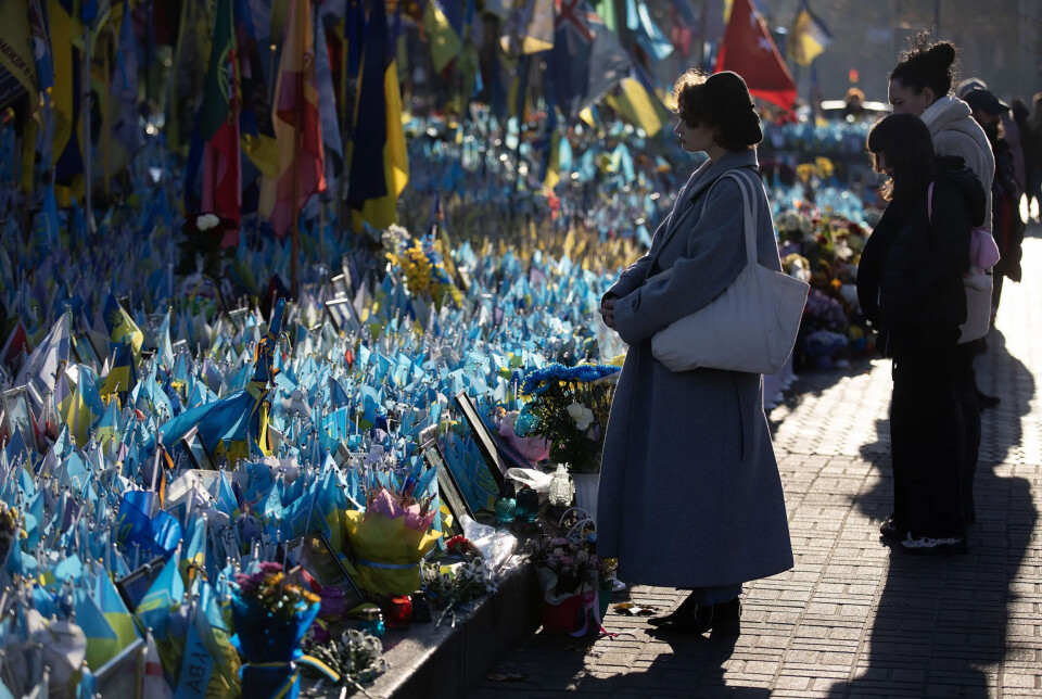 En november-søndag på Majdanplassen, etter et massivt missilangrep mot Ukraina. Kjærester og koner, mødre og barn oppsøker minnestedet med titusener av små flagg for falne – ett for hver drepte soldat. Nå ønsker Støre-regjeringen å øke den sivile støtten til Ukraina.