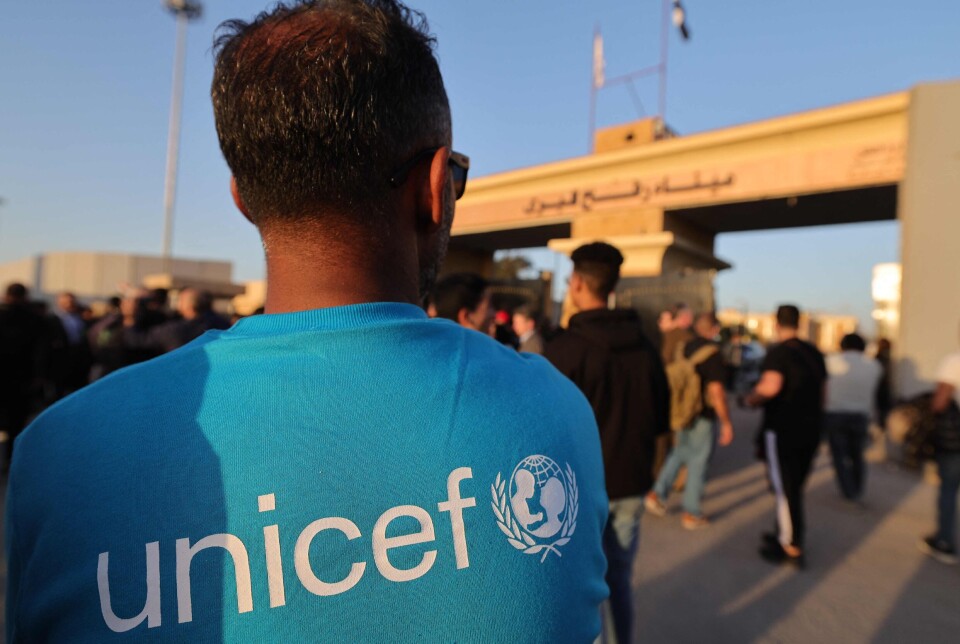 Regjeringen foreslår kutt i støtten til blant andre UNICEF og FNs utviklingsprogram (UNDP). Bildet av en egyptisk UNICEF-arbeider ved grenseovergangen til Gaza i Rafah.