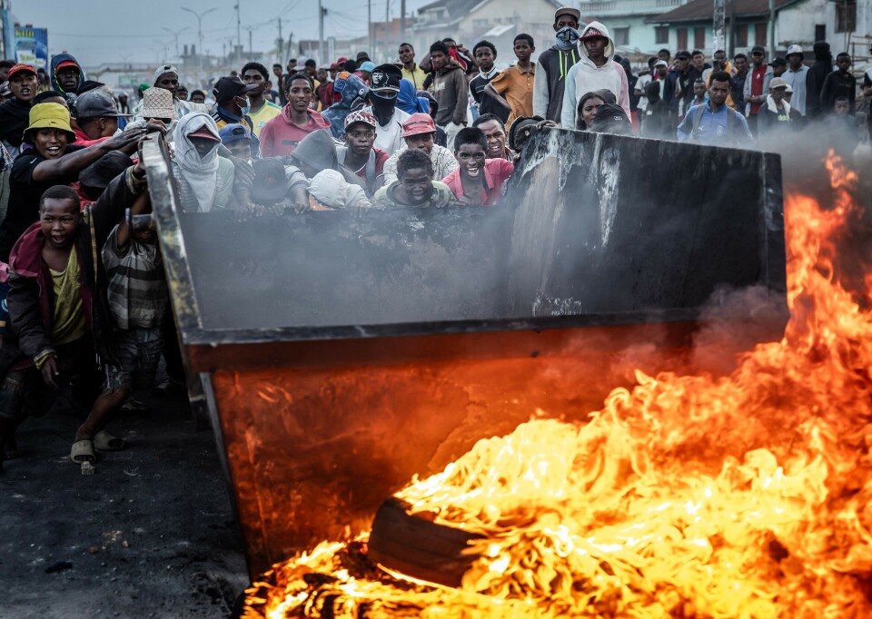 Demonstranter bruker en konteiner til å bygge en barrikade under sammenstøt med militærpolitiet i Antananarivo 9. oktober 2025.