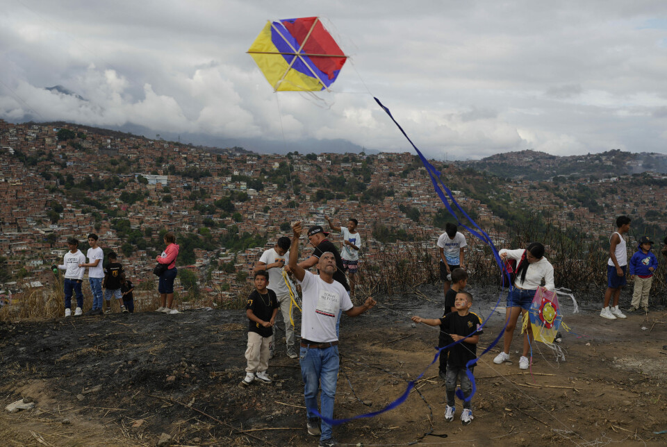 Fra å ha vært et relativt demokratisk og velstående land, har Venezuela utviklet seg til en brutal autoritær stat, i økonomisk krise. Vel åtte millioner mennesker skal ha flyktet fra landet. Her flyr folk drager på en høyde i Caracas, Venezuela, søndag 6. april 2025.