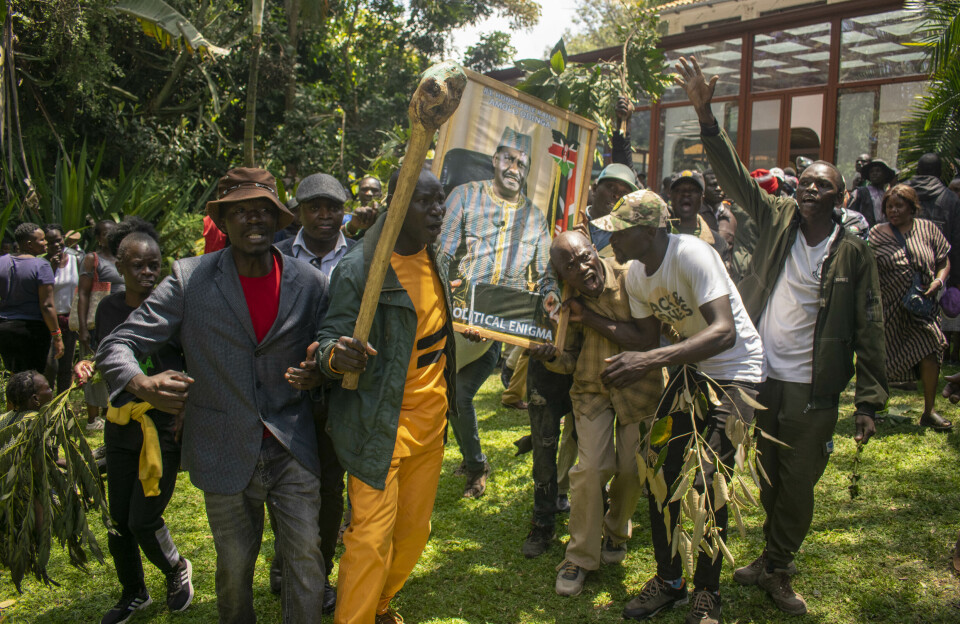 Sørgende synger hyllest-sanger etter Kenyas tidligere statsminister og opposisjonsleder Raila Amolo Odingas død. Odinga døde av hjerteinfarkt mens han var under behandling i India i en alder av 80 år. President William Ruto har erklært 7-dagers nasjonal sorg.