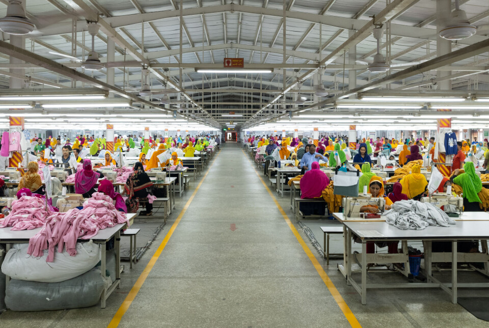 Arbeidere syr klær på en fabrikk i Gazipur, Bangladesh. Landet er en av de største kleseksportørene globalt, og merker som H&M får store deler av varene sine produsert her.