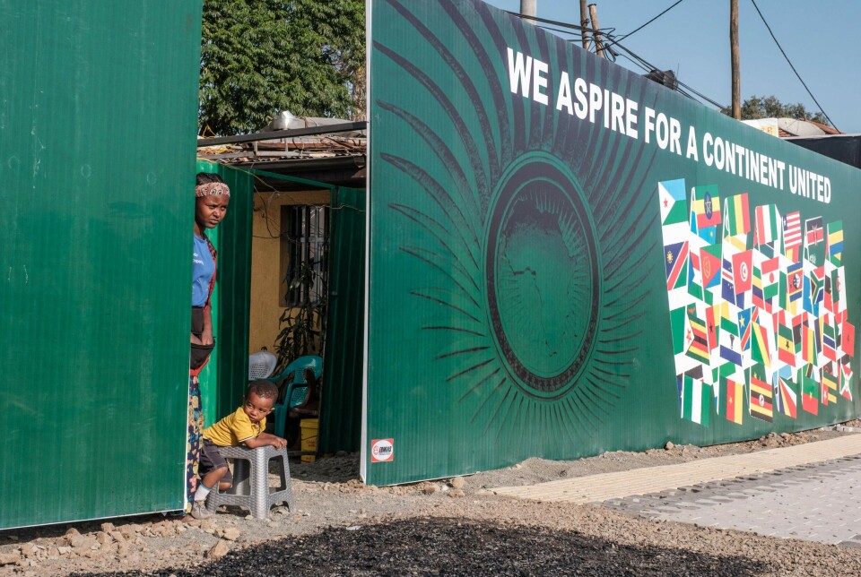 En kvinne og et barn står ved et banner med teksten «vi ønsker et forent kontinent». Det ble satt opp i forbindelse med Den afrikanske unions toppmøte i Addis Abeba, Etiopia, i februar 2022.