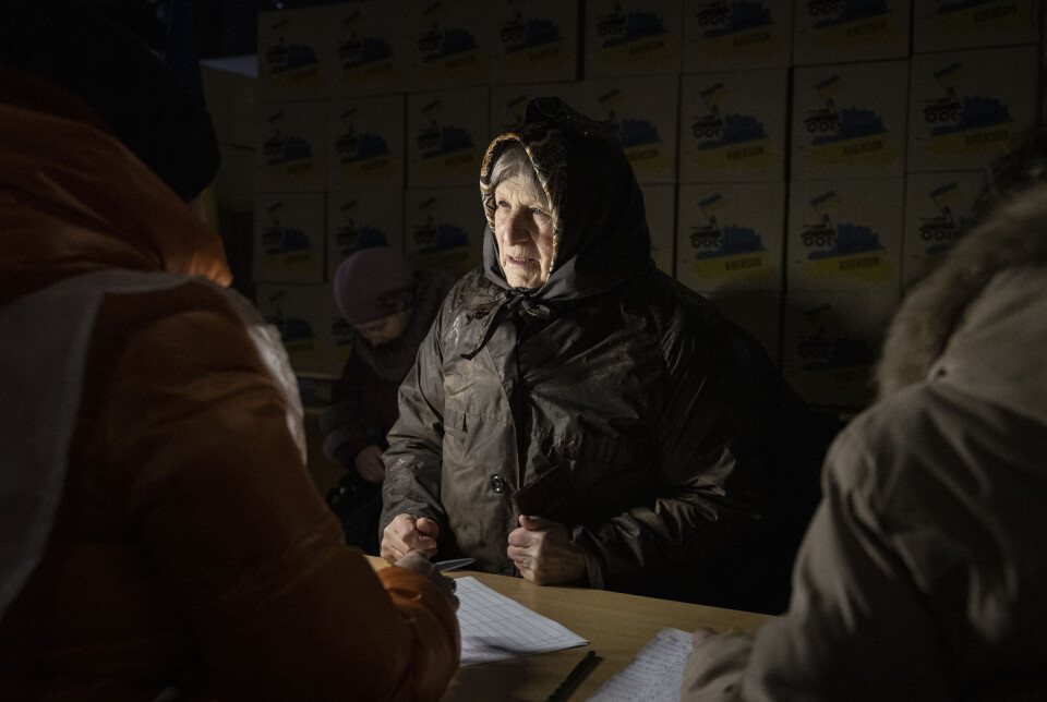 En kvinne mottar nødhjelp i Kherson, Ukraina, i 2023.