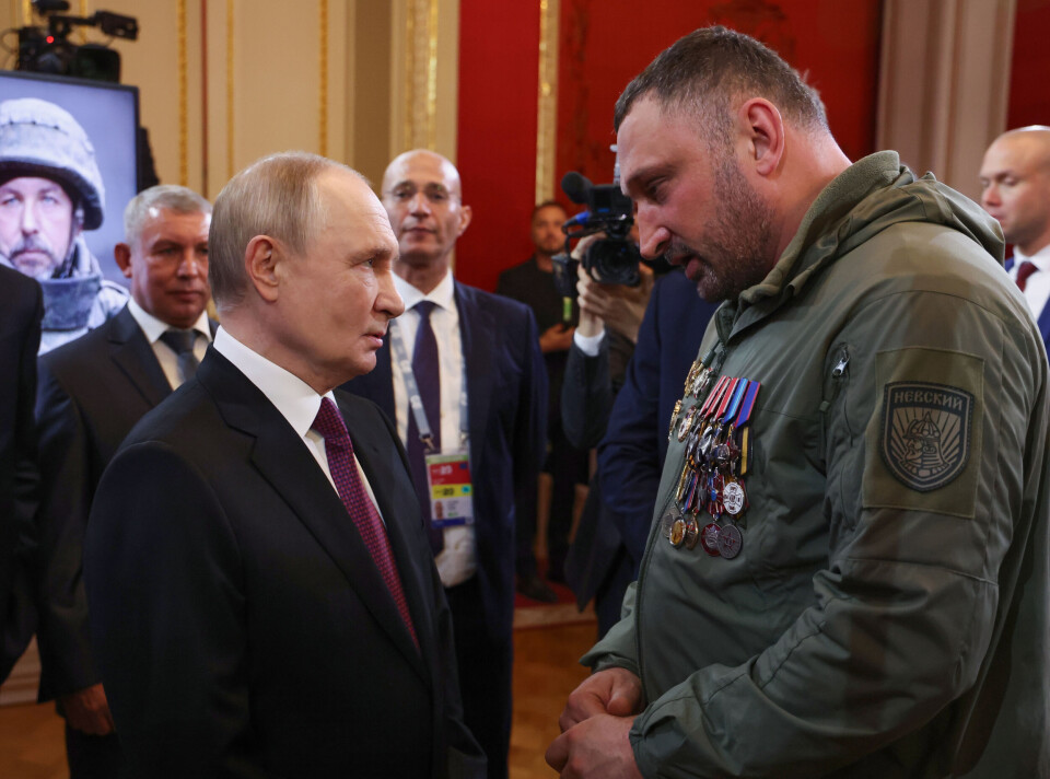Russlands president ser ikke ut til å ville inngå noen fredsavtale med Ukraina. Her prater Putin med en russisk journalist som jobber i krigssonen.