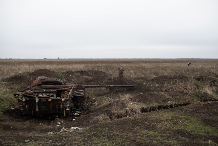 November 2023: Da Russland invaderte Ukraina, rullet stridsvogner mot havnebyene langs Svartehavet. Men offensiven møtte hard motstand, som gjorde at de russiske soldatene forskanset seg på landbruksområdene rundt Liubomyrivka, hvor kampene raste i flere måneder. Da Panorama besøkte landsbyen den gang, hadde folk så vidt begynt å returnere – men miner og udetonerte eksplosiver hindret folk å gjenoppta levebrødet.