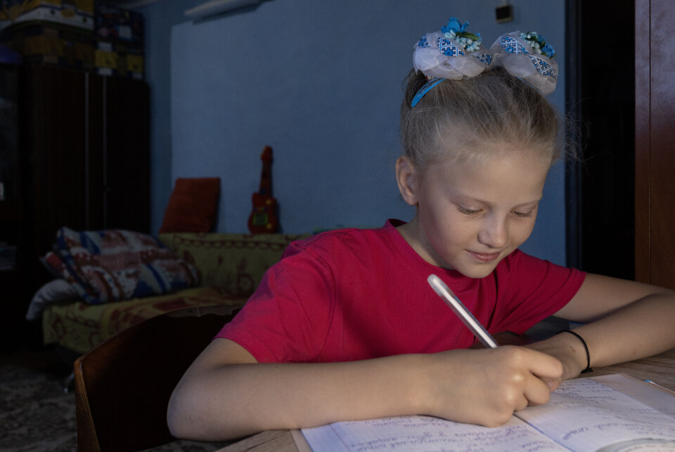 Tre dager i uka sitter Ivanna hjemme og får digital undervisning. Innimellom spør hun bestemor Iryna om hjelp.