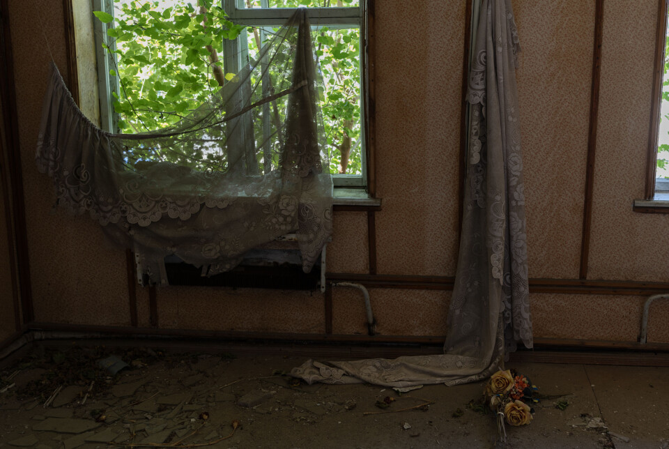 Bygningen som blant annet huset ordførerens kontor og postkontor har store skader både utvendig og innvendig etter de harde kampene som raste i og rundt Liubomyrivka høsten 2022.