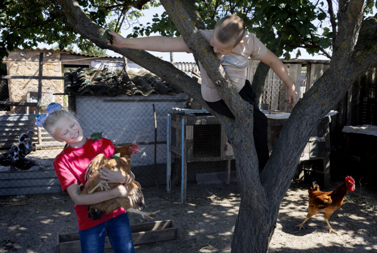 Søskenparet Ivanna (9) og Valerii (11)
måtte flykte fra landsbyen da kampene
raste. Nå er de tilbake og har friminutt fra
online-undervisningen. Det bor fortsatt
ikke mange andre barn i landsbyen, men
besteforeldrene har både kaniner og høner,
som det er morsomt å leke med.