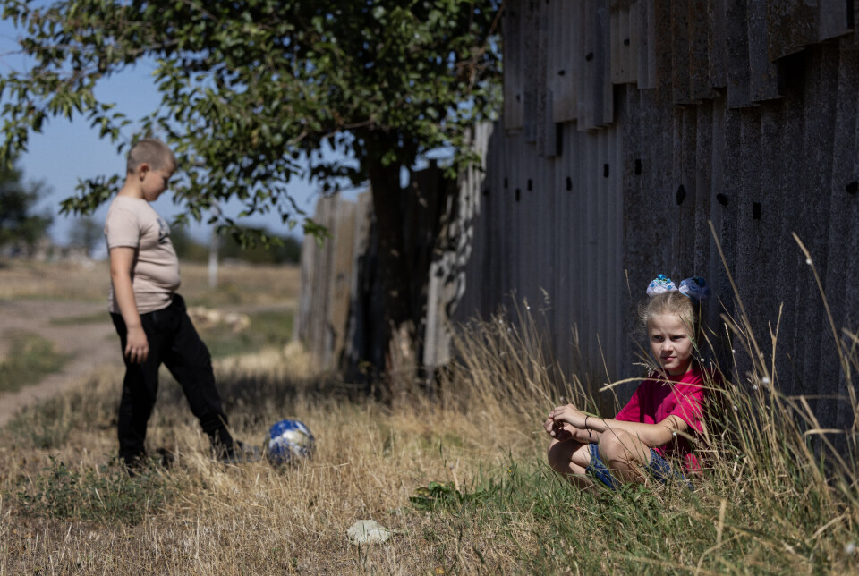 Etter at eksplosivene er fjernet har det blitt tryggere å leke for Ivanna (9), Valerii (11) og de få andre barna som har returnert til Liubomyrivka.