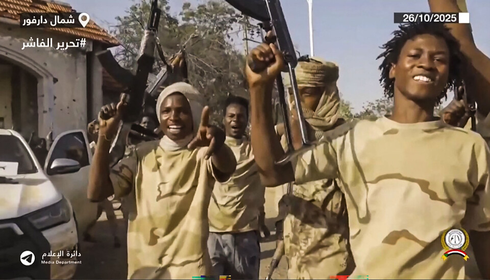 RSF-soldater jubler i gatene i byen El-Fasher i Darfur i Sudan. Utviklingsminister Aukrust samt en rekke hjelpeorganisasjoner er nå bekymret for sikkerheten til flere hundre tusen sivile som er fanget i konflikten.