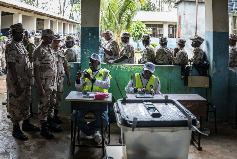 Sikkerhetsstyrker står i kø for å avgi forhåndsstemme på Zanzibar i Tanzania 28. oktober, dagen før valget.