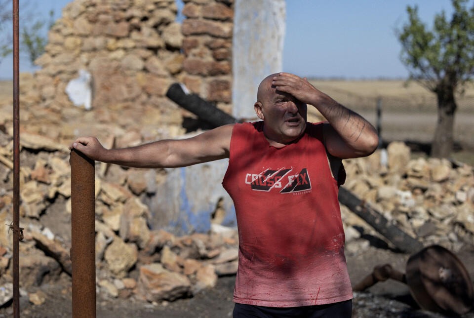 En dag håper Buryachok Mykhailovych at han skal få penger nok til å gjenreise det ødelagte hovedhuset på gården.