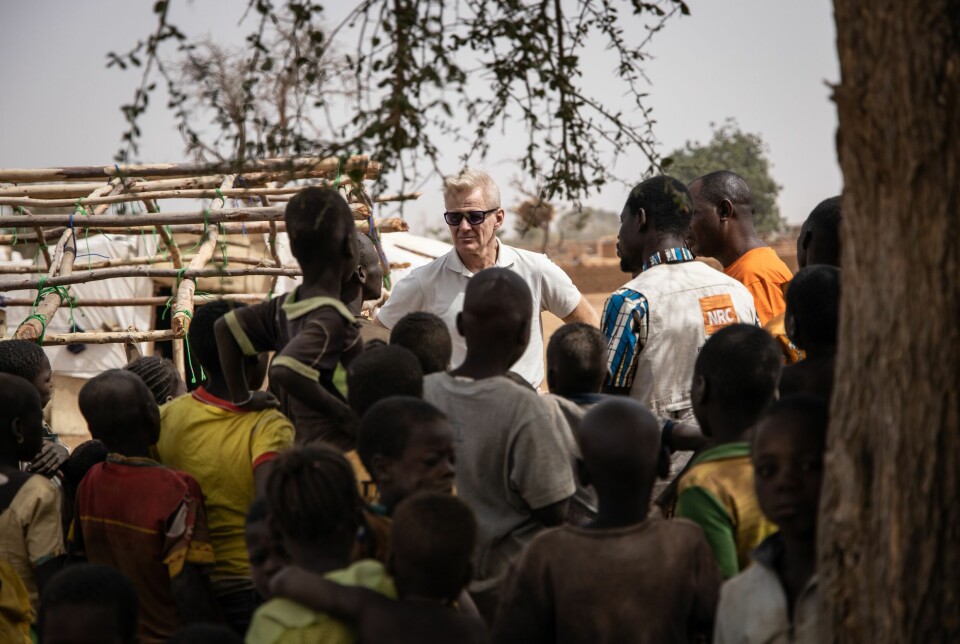 Generalsekretær Jan Egeland på besøk i landsbyen Barsalogho, nord i Burkina Faso, i 2020. Flyktninghjelpen anslår at de vil nå 20 prosent færre personer som følge av kuttene.