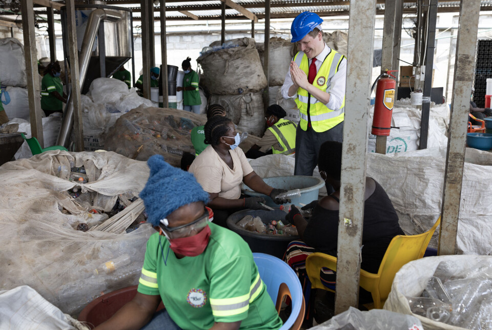 Utviklingsminister Åsmund Aukrust møtte flere aktører som jobber for gode arbeidsvilkår i Ghana i vår. Her besøker han Miniplast, som resirkulerer plast, tilbyr trygge arbeidsplasser – og som Norge er investert i gjennom Norfund.