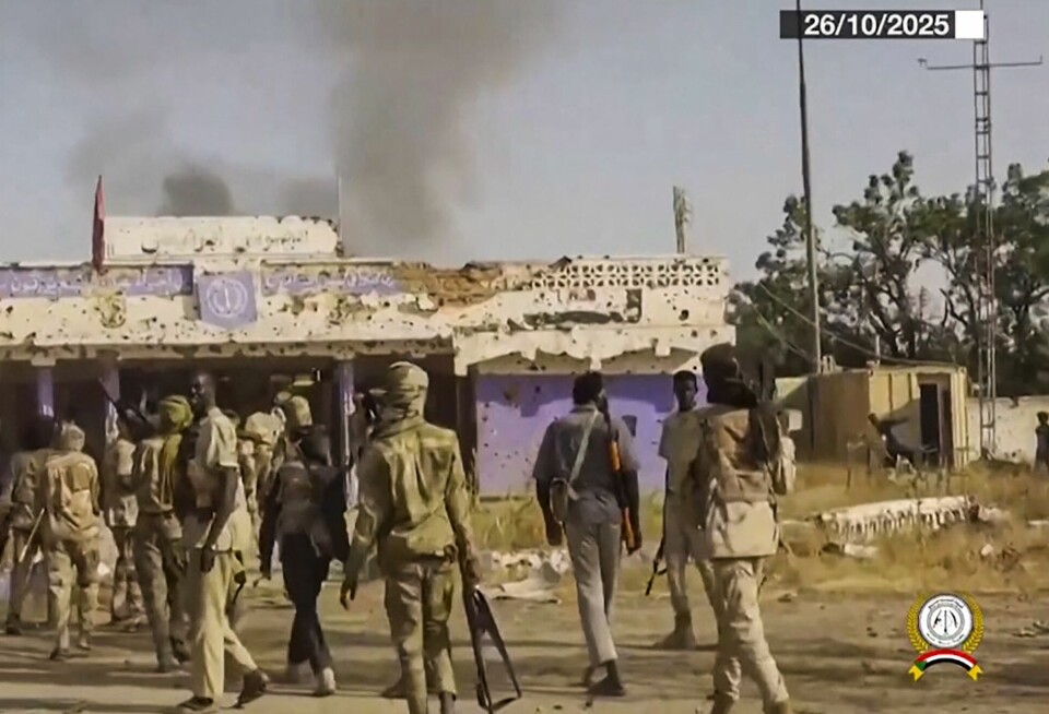 Stillbilde fra en video som angivelig viser den paramilitære gruppen Rapid Support Forces (RSF) feire at de har tatt El-Fasher i Darfur, Sudan, 26. oktober.
