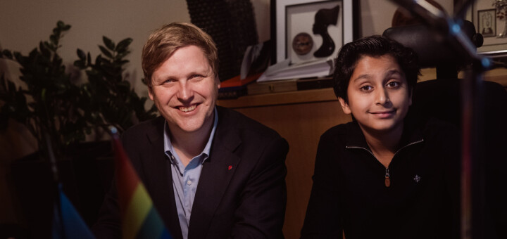 Azaan (13) er minister for en dag: – Skal vi endre verden, må vi starte med oss selv