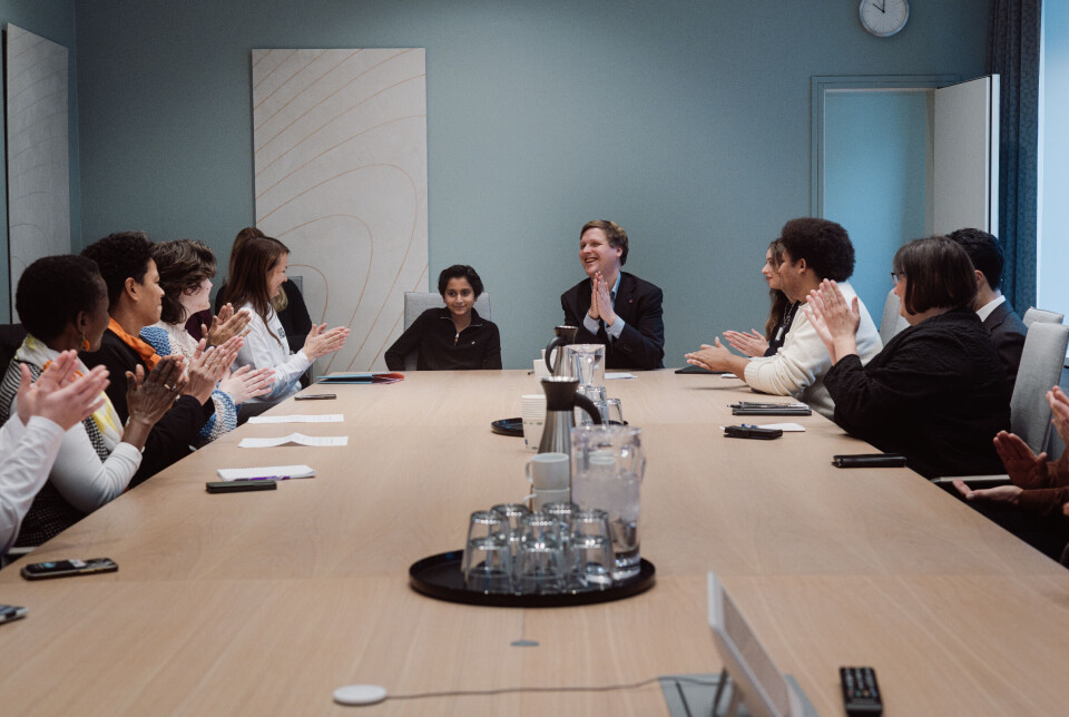 Azaan (13) er minister for en dag: – Skal vi endre verden, må vi starte med oss selv