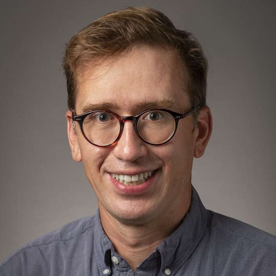 Nathaniel Raymond, leder for Yale Humanitarian Research Lab, har utviklet nye måter å overvåke konfliktområder på.