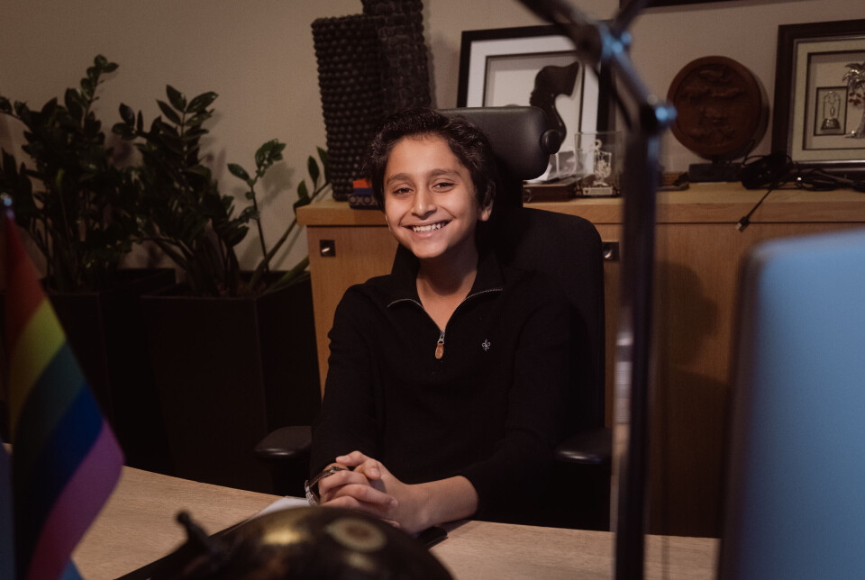 Åttendeklassingen Azaan Ali er utviklingsminister for en dag. Her bak pulten sin i Utenriksdepartementet i Oslo.