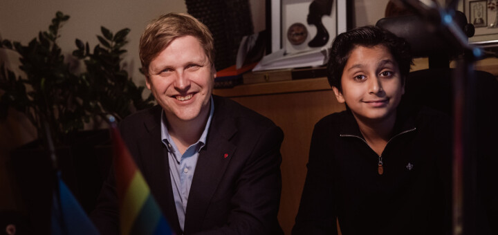Azaan (13) er minister for en dag: – Skal vi endre verden, må vi starte med oss selv
