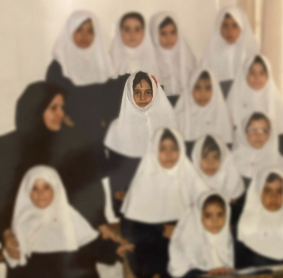 Moloud Hajizadeh med klassen på barneskolen hjemme i Tehran.