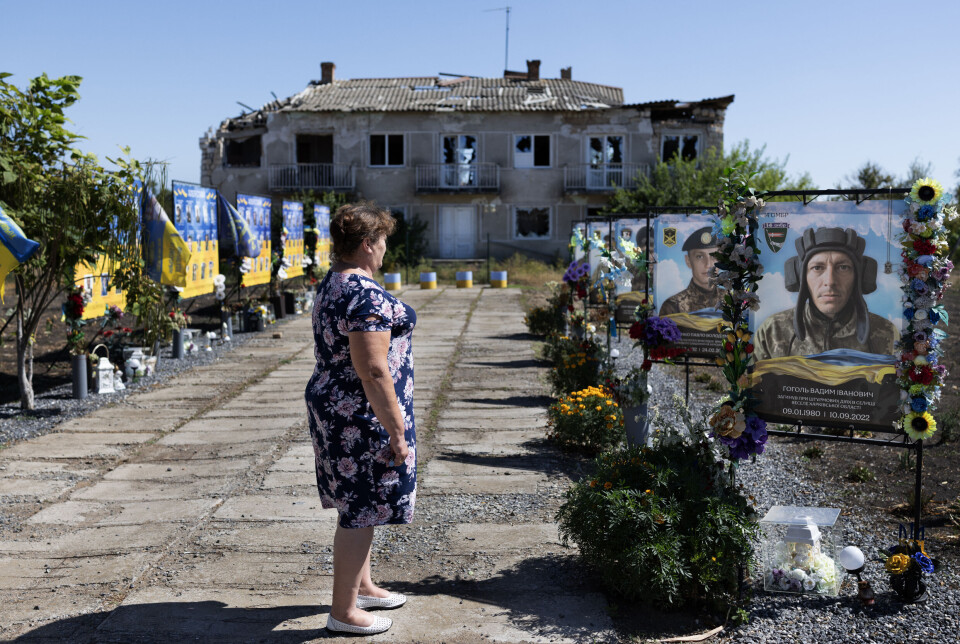 Foran det istykkerskutte kommunebygget, der Nataliia Cepic hadde sitt kontor, har innbyggerne reist et minnesmerke over landsbyens falne.