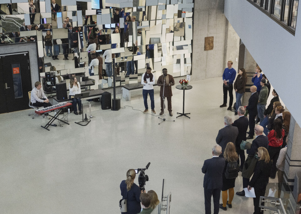 Saddam Idris og Coman snakker til oppmøtte NHH-studenter under seremonien der de hedrer tidligere NHH-professor Thorolf Rafto, som også var en ivrig menneskrettsentusiast.