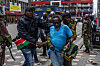 Politibetjenter arresterer en demonstrant under protest mot økte drivstoffpriser i Kenya