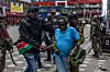 Politibetjenter arresterer en demonstrant under protest mot økte drivstoffpriser i Kenya
