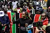 Fency Mulongo taler foran demonstranter med kenyanske flagg i Nairobi