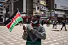 Moremi Kogi holder et kenyansk flagg under en protest i sentrum av Nairobi.
