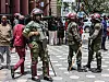 Tungt utstyrte kenyanske politibetjenter står vakt under demonstrasjon i Nairobi