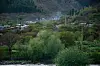 Grønn dal ved Pahalgam med spredte hus i åssiden over en elv