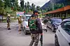 Væpnede sikkerhetsstyrker kontrollerer biler ved en veikontrollpost nær Pahalgam