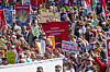 Stor folkemengde med fagforeningsbannere under 1. mai-feiring på Youngstorget i Oslo.