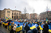 Folkemengde med ukrainske flagg foran Stortinget i Oslo under markering.
