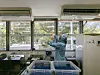 Laboratorieassistent kontrollerer morsmelk i et laboratorium med vinduer og beholdere.